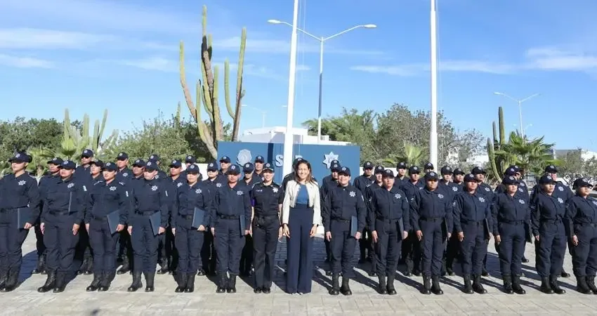 La alcaldesa Milena Quiroga Romero durante la ceremonia de graduación de nuevos policías.