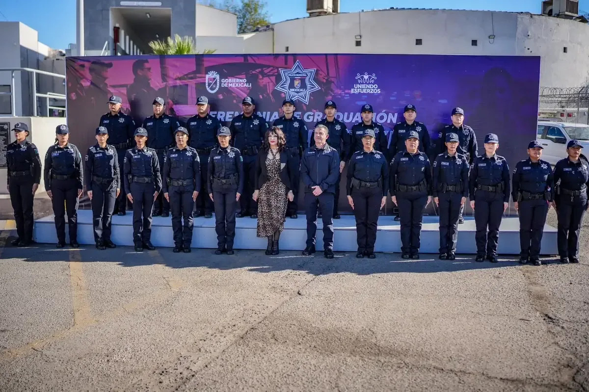 La alcaldesa Norma Bustamante destaca el compromiso de los nuevos agentes con la comunidad.
