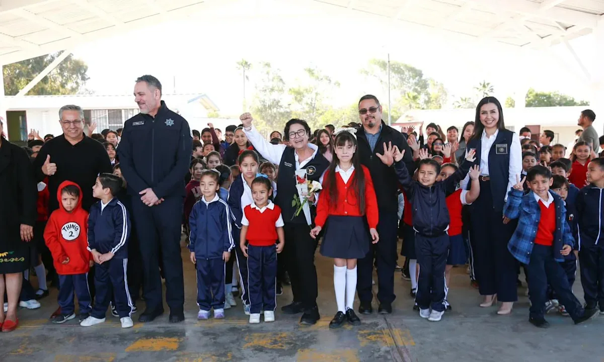 La alcaldesa Rocío Adame en la Mesa de Paz en la escuela Emiliano Zapata.