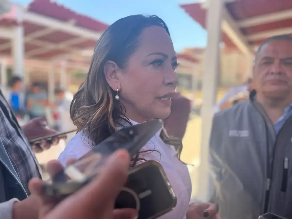 La alcaldesa Samantha Smith busca retroalimentación sobre seguridad y alumbrado público en foros ciudadanos.