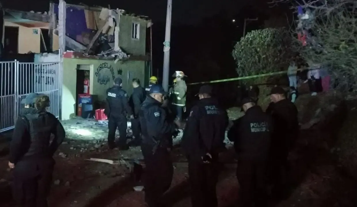 La alcaldesa Yoselin Mendoza en el sitio de la explosión en Cahuacán.