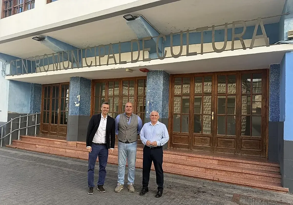 La Aldea de San Nicolás celebra el inicio del carnaval con Valencia como figura emblemática.