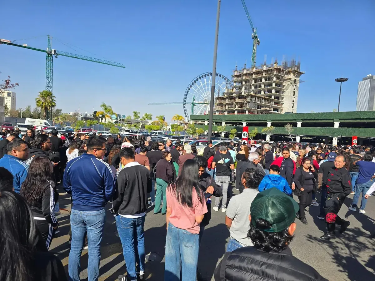 La alerta del sismo de 5.7 grados llevó a la evacuación de plazas comerciales en Puebla, aunque no hubo daños estructurales.