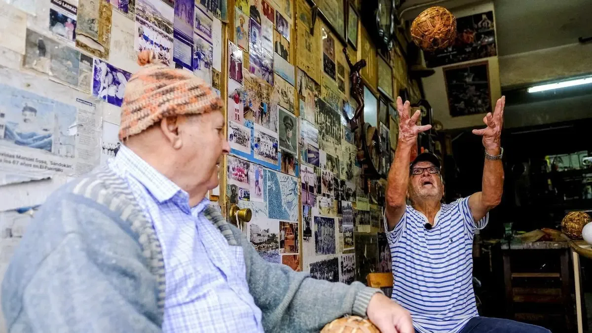 La antigua técnica de fabricación de pelotas con hojas de platanera cobra vida gracias a Paco Larraz.