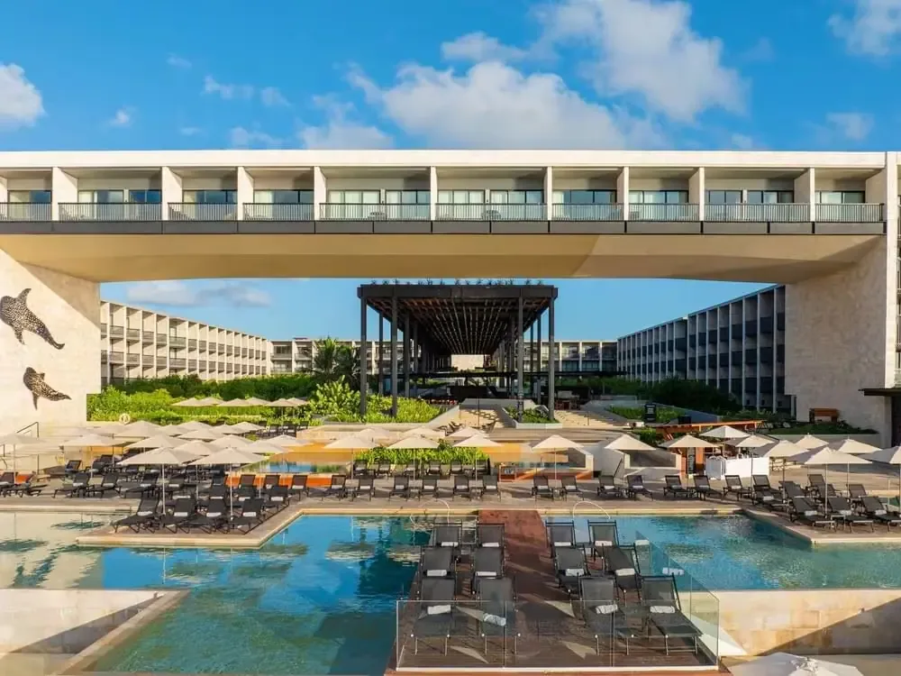 La apertura de Devossion by Live Aqua refuerza el turismo premium en el Caribe mexicano.