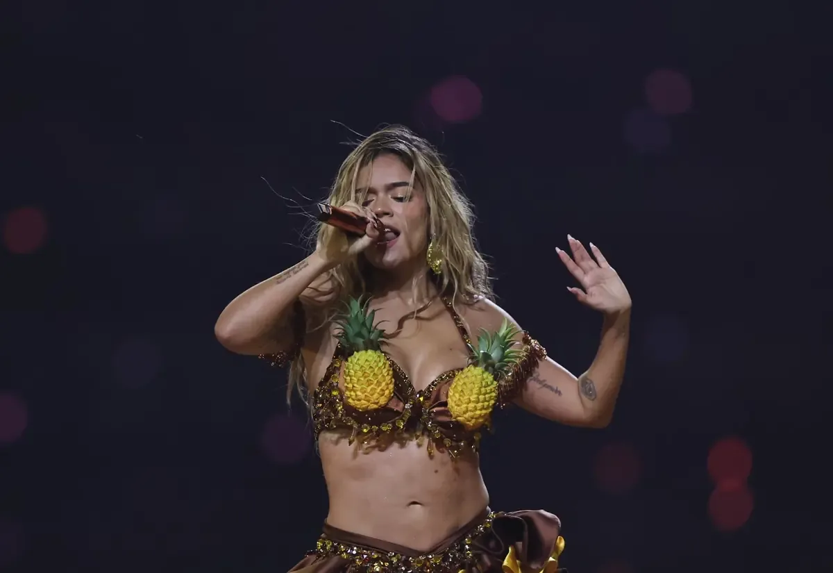 La artista colombiana celebra su cultura y reivindica a la comunidad latina en el renombrado festival californiano.