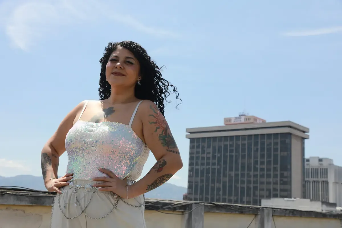 La artista guatemalteca explore su identidad a través de la música en diversos géneros.