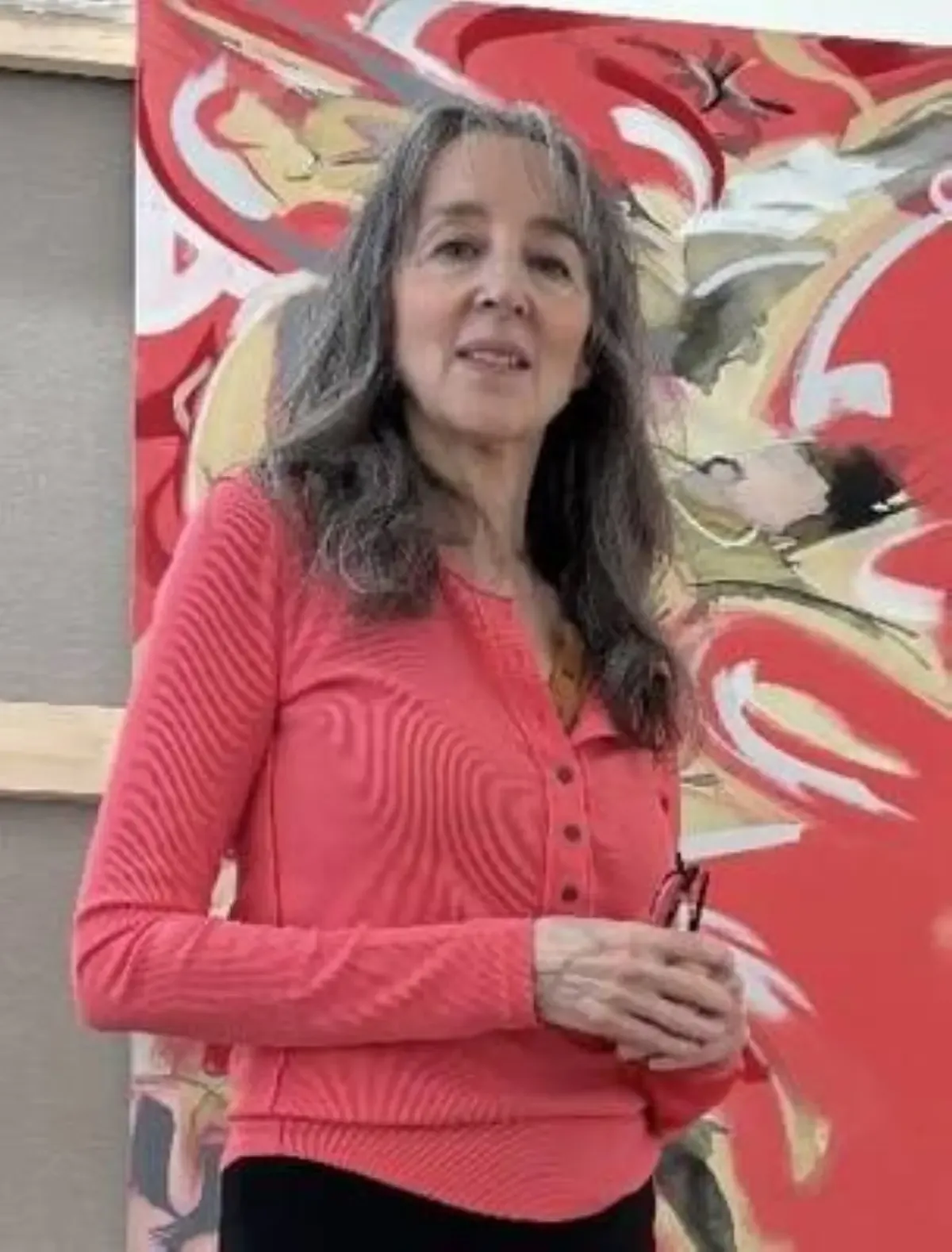 La artista presenta obras que fusionan pintura tradicional y tecnología inmersiva.