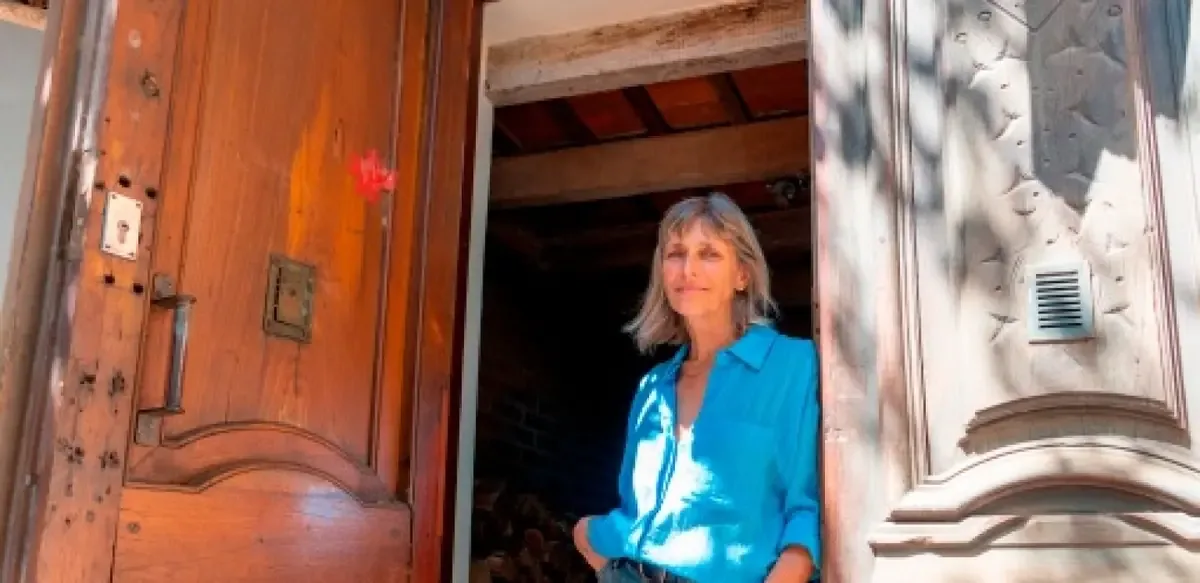 La artista transforma su vivencia con el cáncer en obras que cuentan historias y generan conciencia.