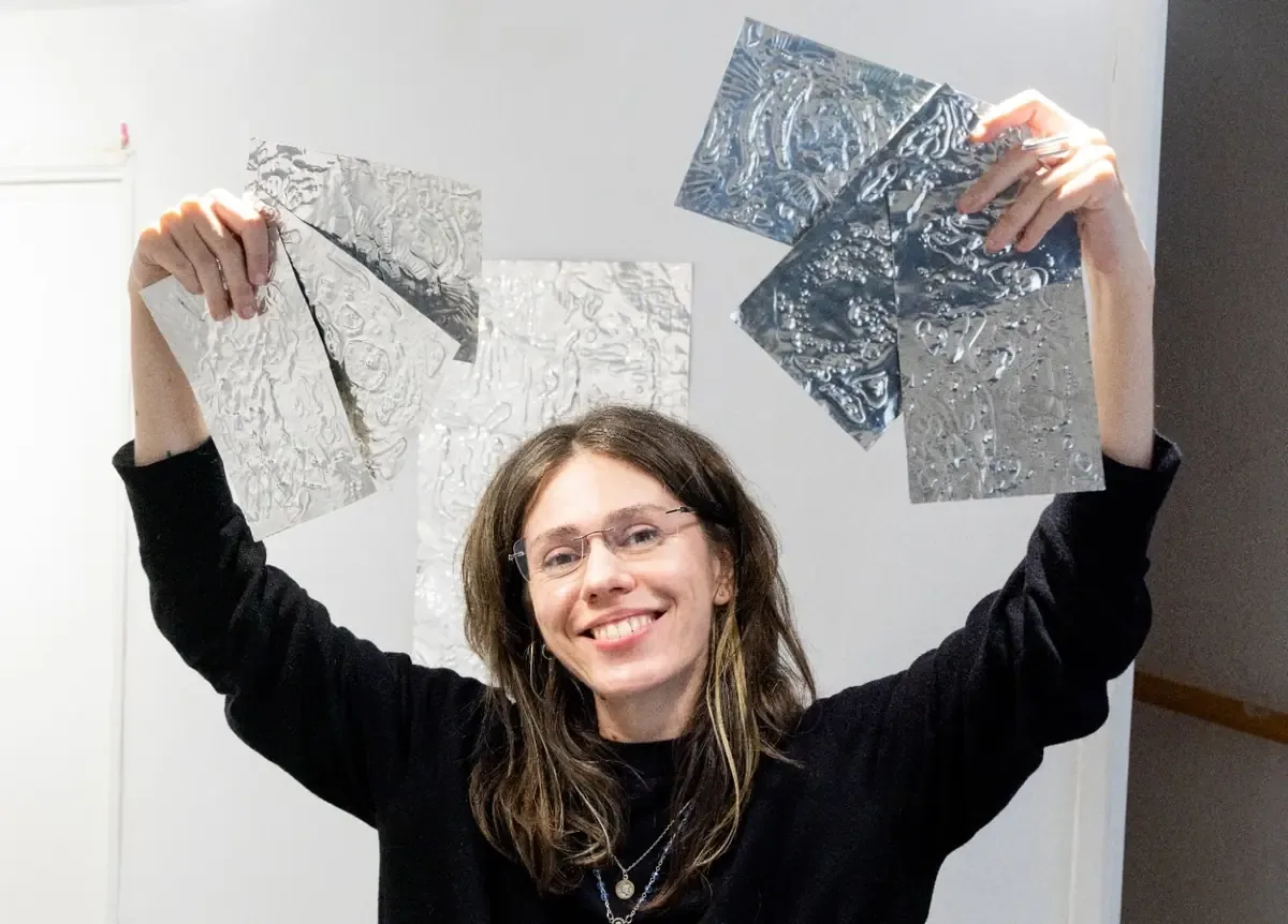 La artista y psicoterapeuta explora la conexión entre arte y experiencia en su nueva exposición.