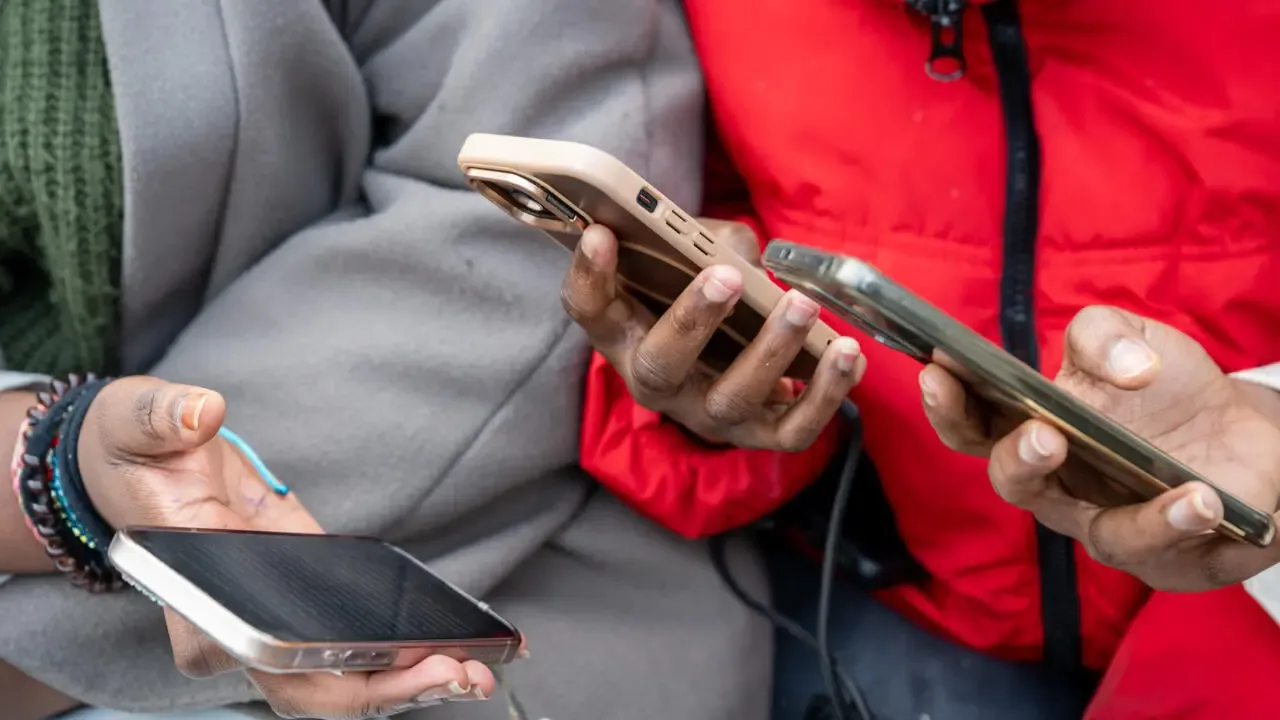 La Asamblea Nacional francesa discute la prohibición de redes sociales para menores.