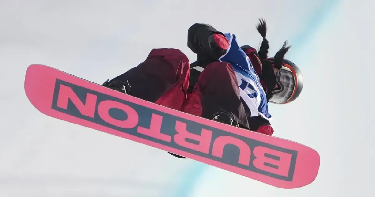 La atleta china fue evacuada en camilla tras un accidente en el halfpipe, generando preocupación en el evento deportivo.