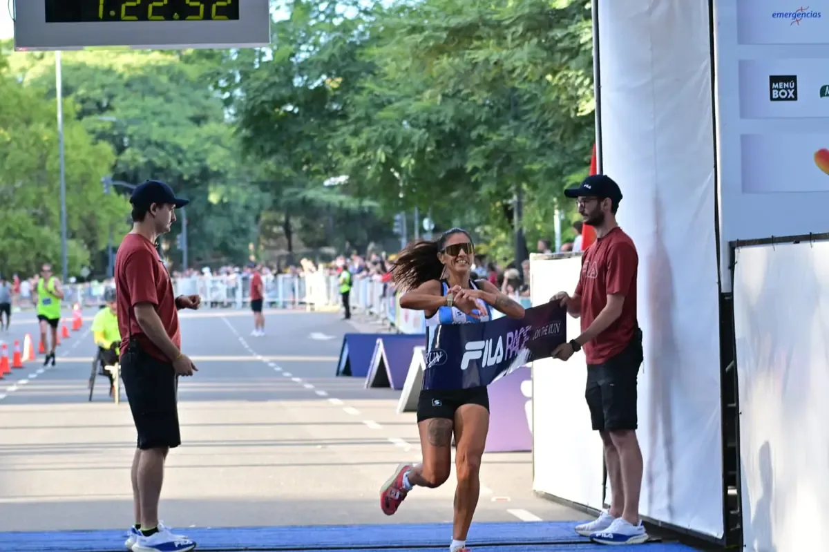La atleta local logra el cuarto lugar en la prueba con un tiempo impresionante.