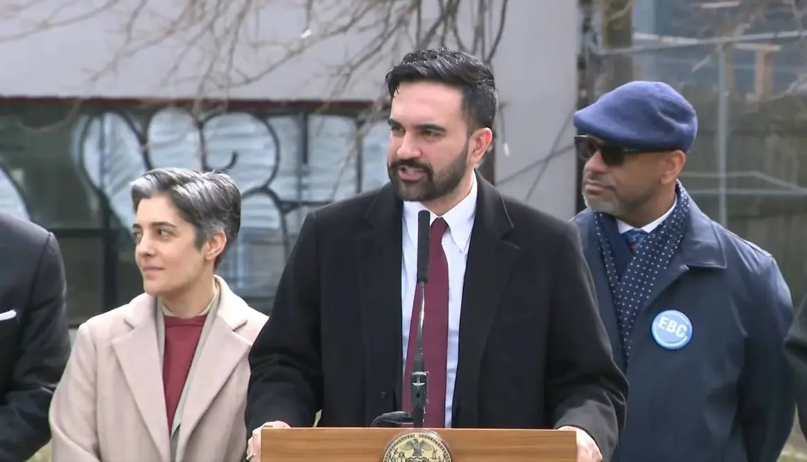 La ausencia del alcalde de Nueva York subraya su enfoque en la asequibilidad urbana.