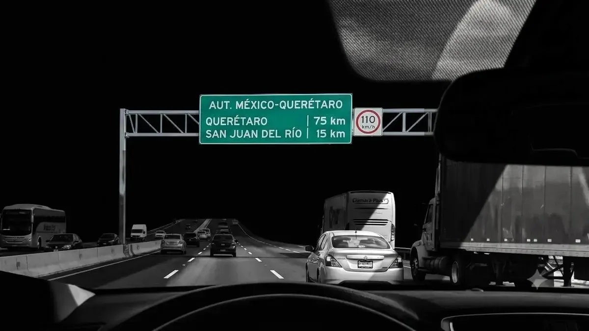 La Autopista México-Querétaro conecta importantes regiones y enfrenta desafíos críticos en seguridad y mantenimiento.