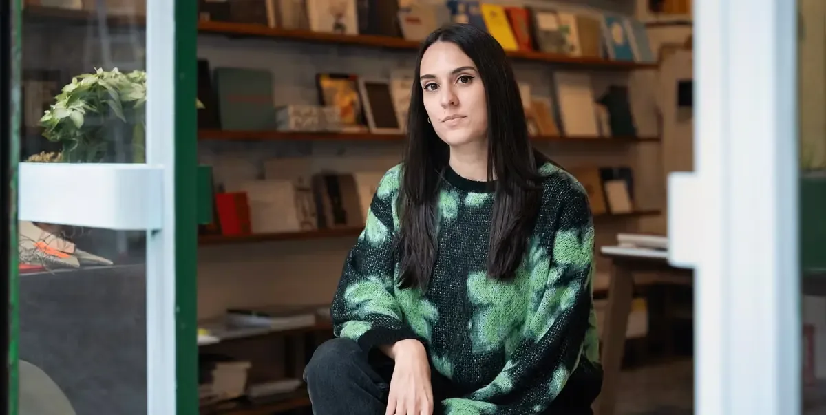 La autora destaca la importancia de visibilizar la violencia de género en su obra, resonando con muchas lectoras.