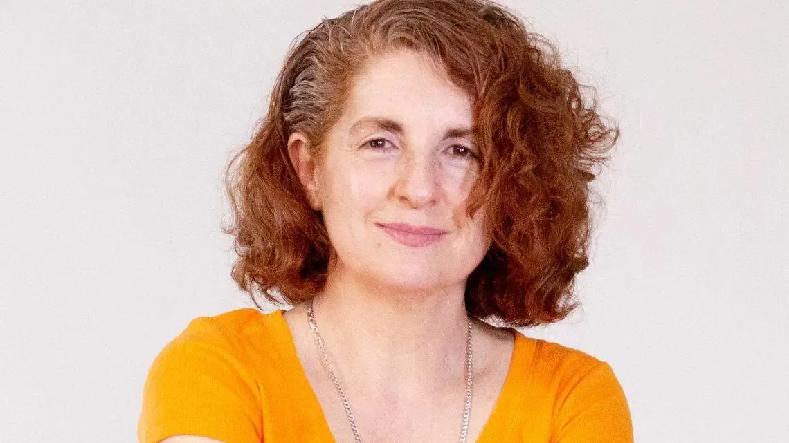 La autora explora la vida de una resistencia holandesa en la Segunda Guerra Mundial.