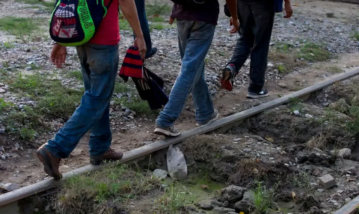 La autoridad local rescató a migrantes en condiciones peligrosas en un depósito vehicular.