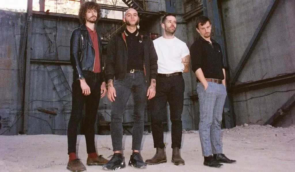 La banda experimenta un cambio radical en su sonido, reflejando inquietudes políticas y creativas.