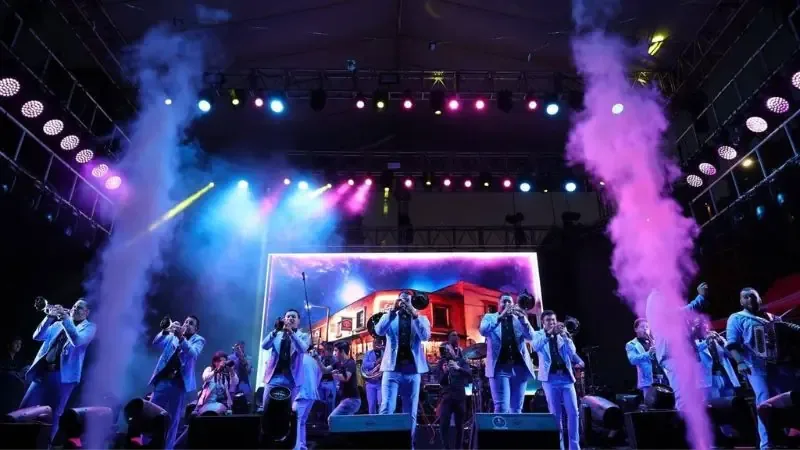 Más de mil familias vibraron al ritmo de La Banda Inolvidable en el Centro Histórico.