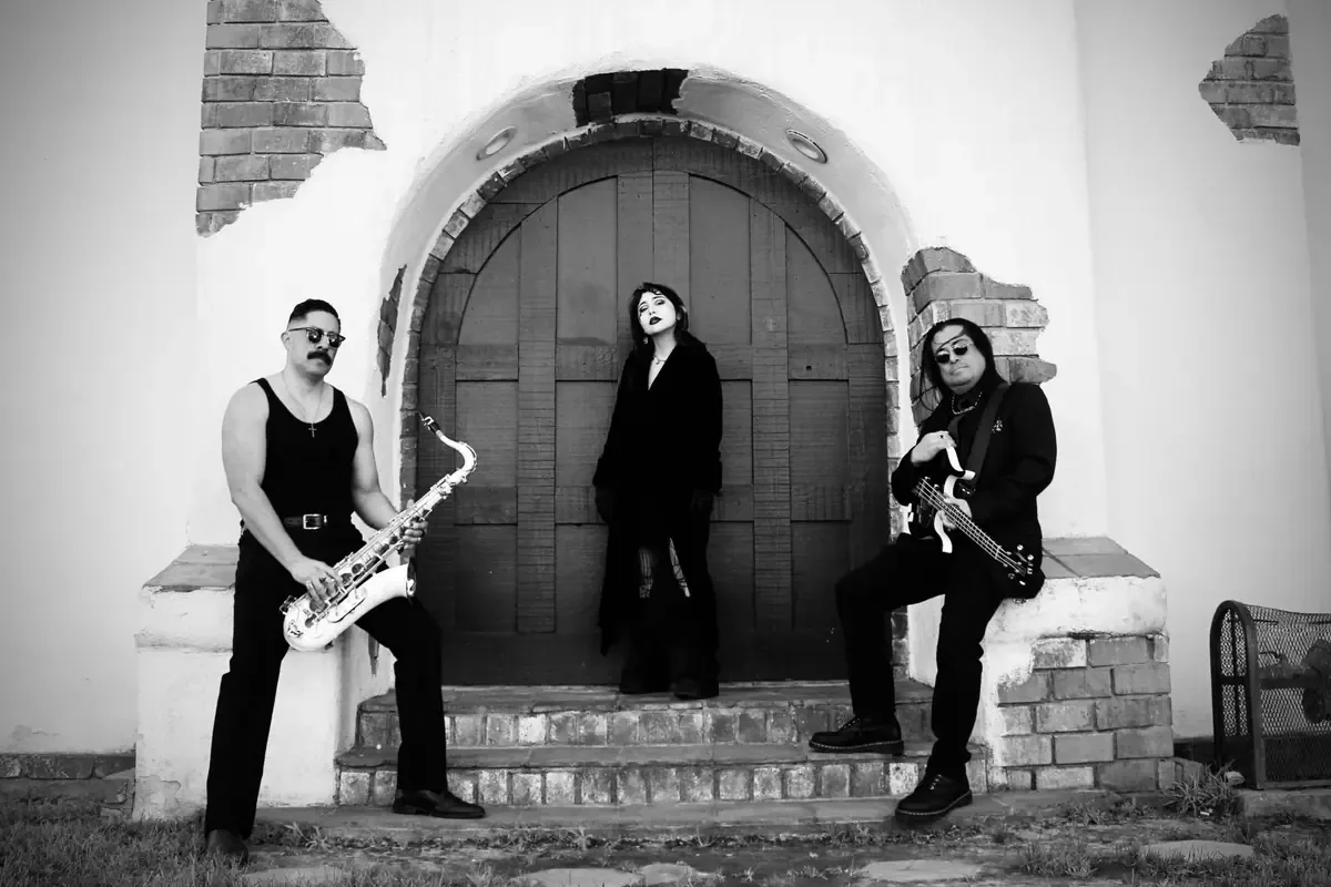 La banda The Crystal Tears estrena un video musical que denuncia las redadas de ICE en la comunidad local.