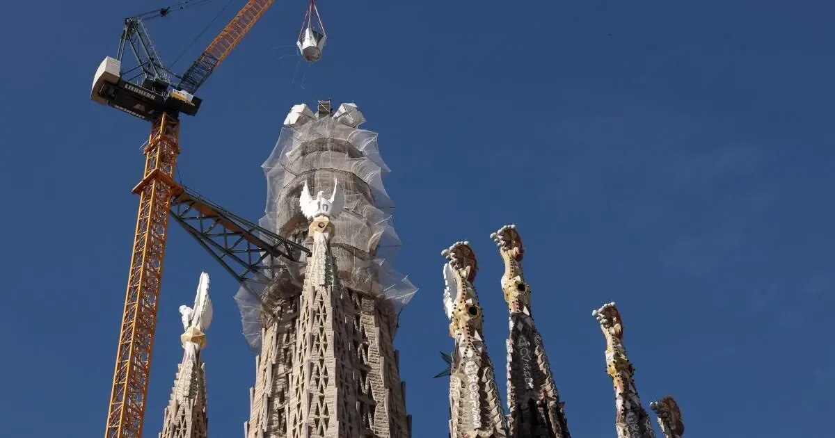 La basílica alcanza los 172.5 metros, marcando un hito en la arquitectura mundial.