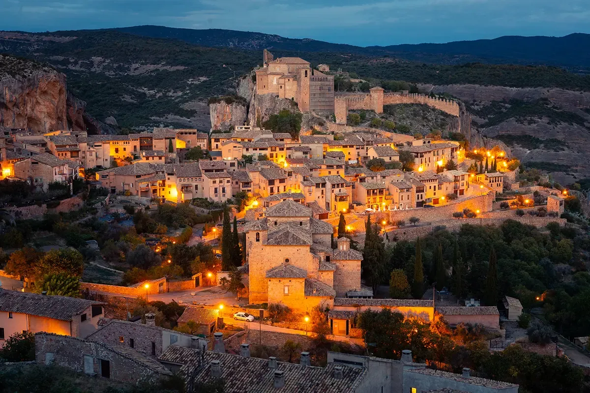 Este antiguo pueblo aragonés esconde un patrimonio cultural excepcional y paisajes impresionantes.