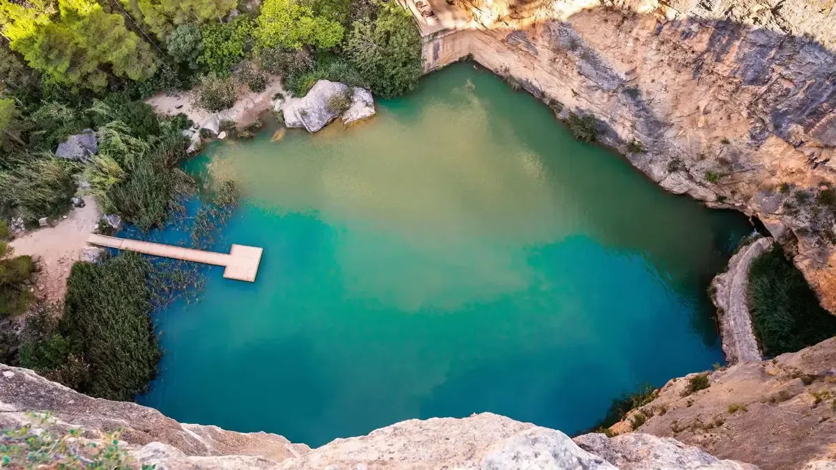 El Charco Azul, un destino ideal para escapar del turismo de playa y disfrutar de la naturaleza.