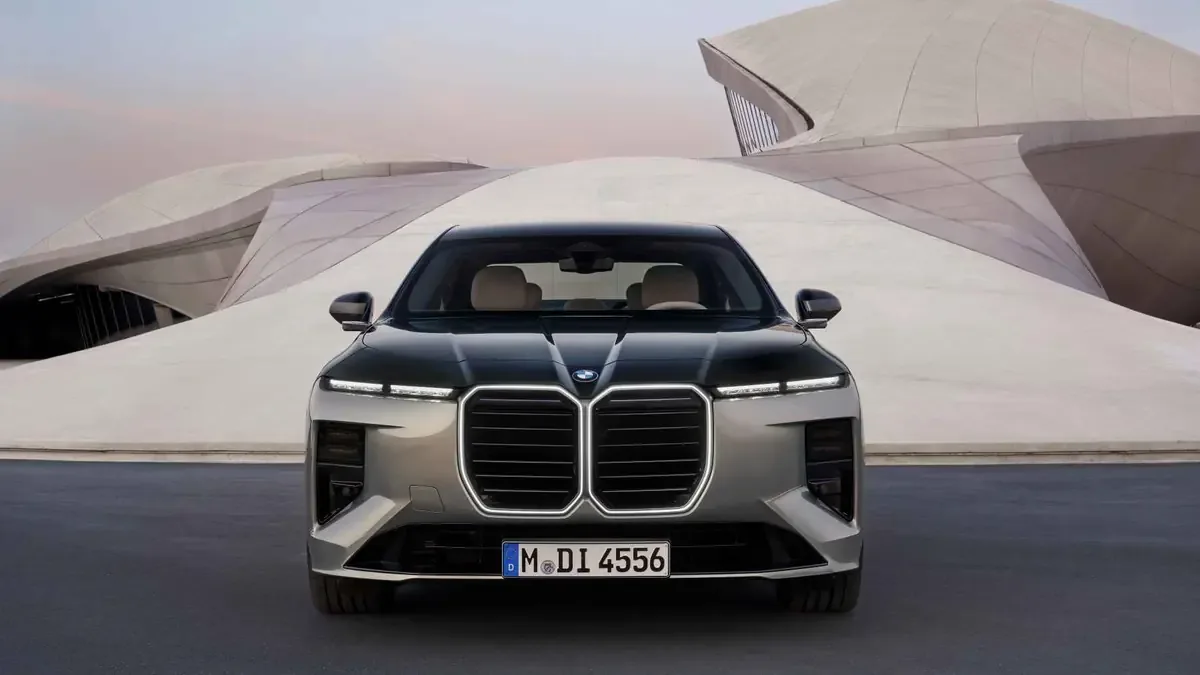 La berlina de lujo de BMW se actualiza para competir con Mercedes en innovación.