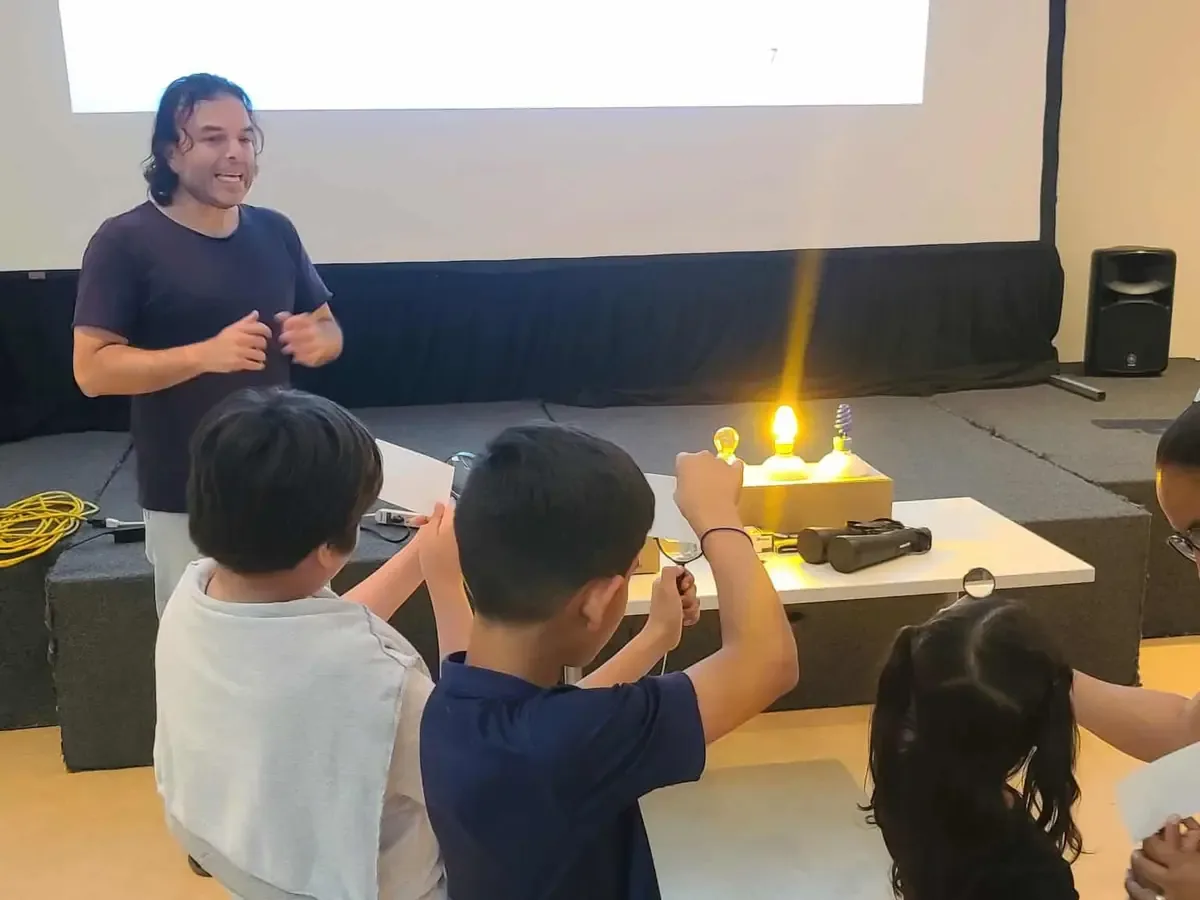 La celebración incluye talleres y conferencias sobre ciencia y tecnología para todas las edades.