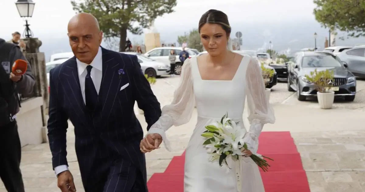 La boda de Irene Matamoros destaca por su vestido elegante y la presencia familiar en Lucena.