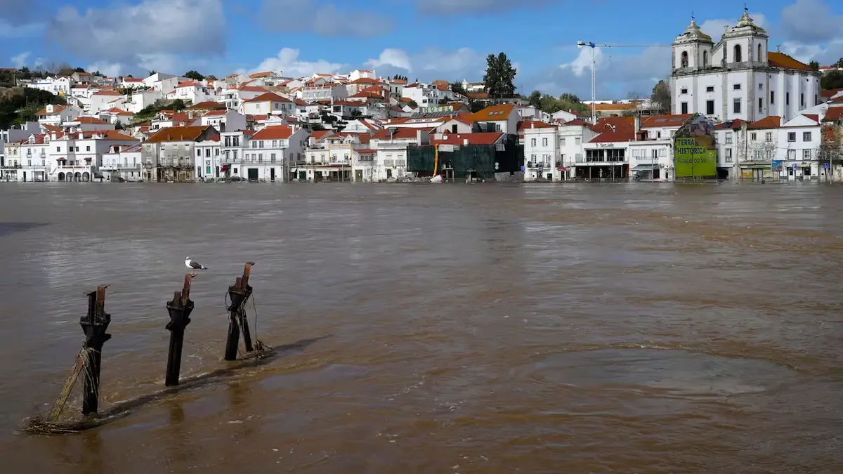 La borrasca Marta causa evacuaciones y muertes en la península ibérica, intensificando la crisis climática en la región.