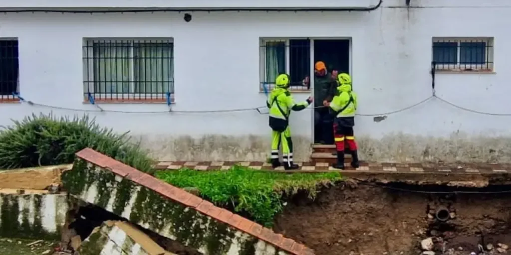 La borrasca Marta causa inundaciones y daños estructurales en Andalucía, generando evacuaciones y problemas en el transporte.