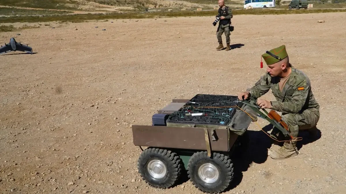 La Brigada “Alfonso XIII” evalúa robots y drones en Almería para mejorar sus capacidades.