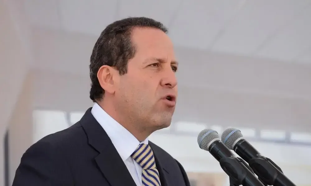 La captura de Nemesio Oseguera Cervantes revela vínculos corruptos y narconóminas en el ámbito político.