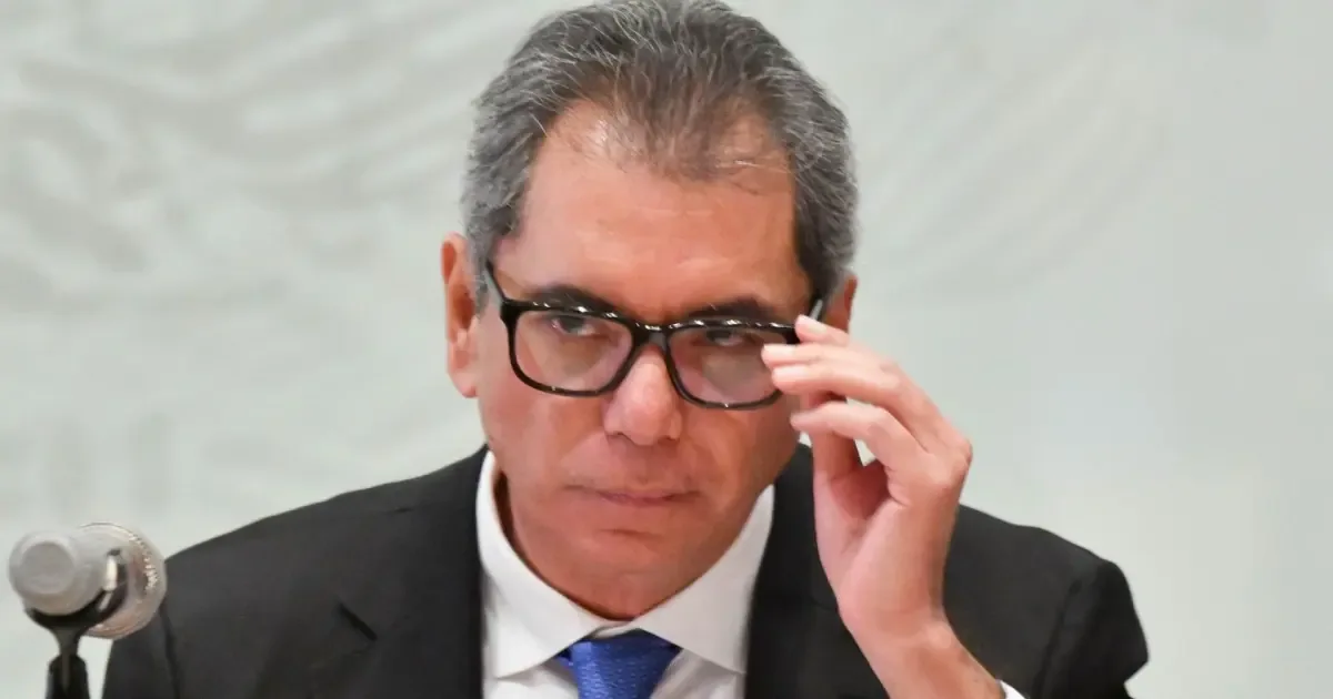 La calificadora advierte que el respaldo a Pemex impacta la consolidación fiscal.