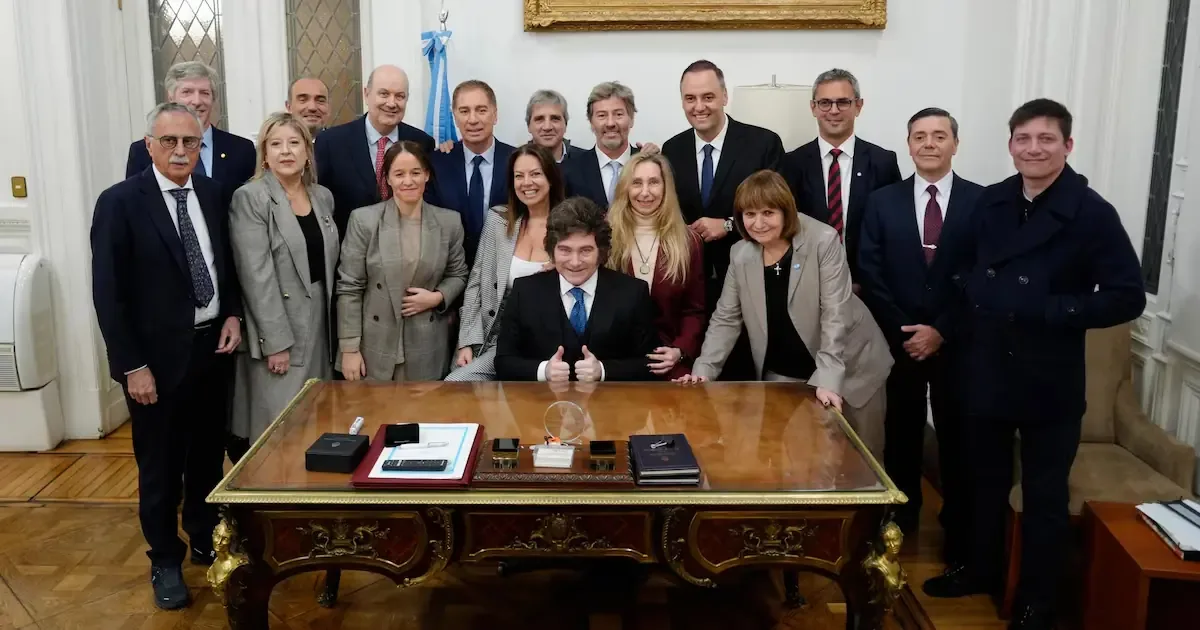 Javier Milei busca mantener la unidad en su gabinete, pero las tensiones persisten entre sus miembros.