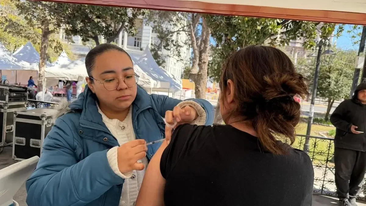 La campaña de vacunación se lleva a cabo en varios municipios de Nuevo León para proteger a la población infantil.