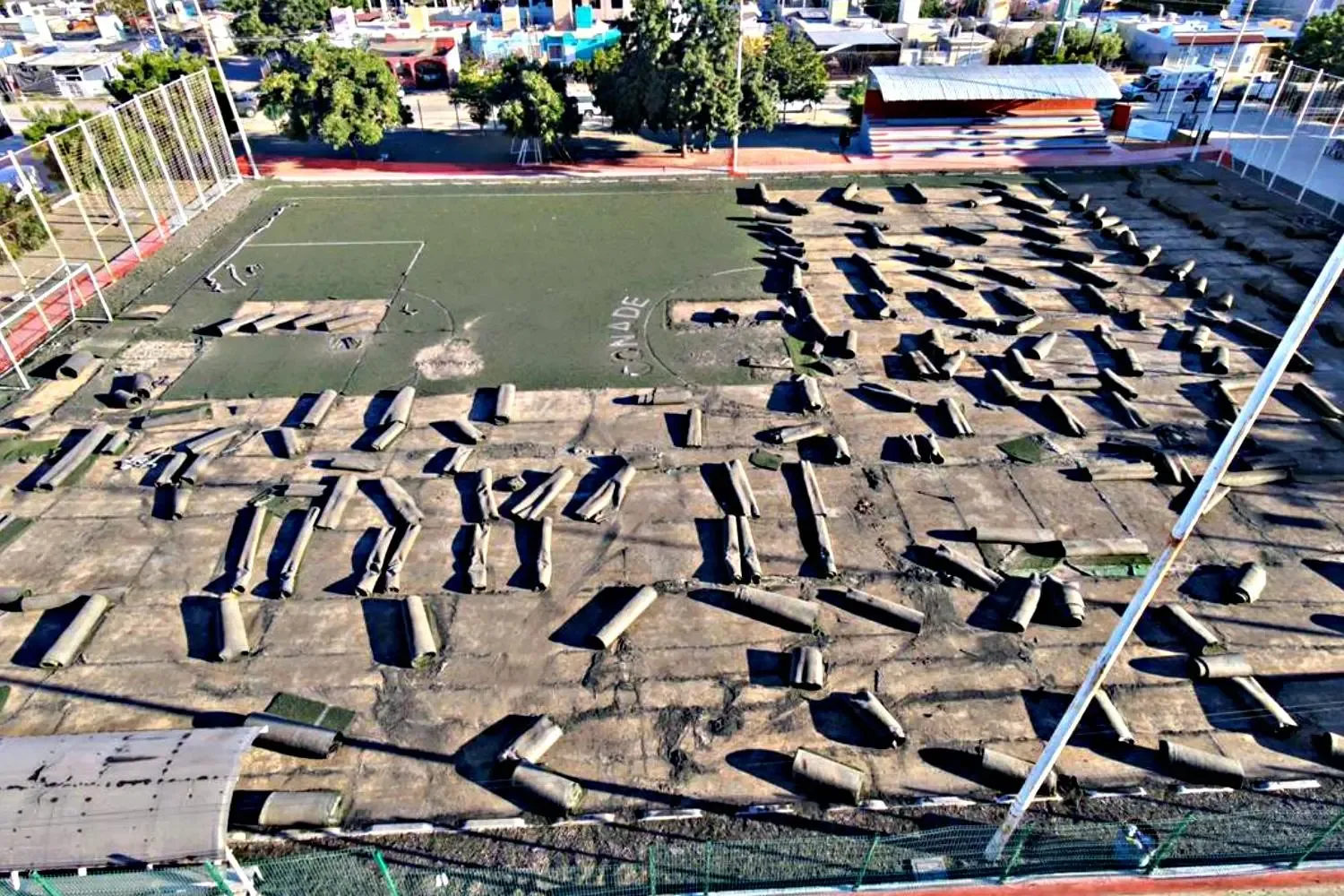 La cancha de Miramar en La Paz recibe pasto sintético para su rehabilitación.