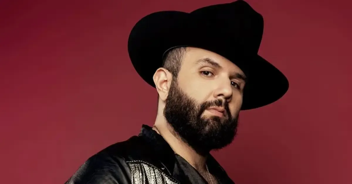La canción destaca su talento y marca su éxito en la música mexicana.