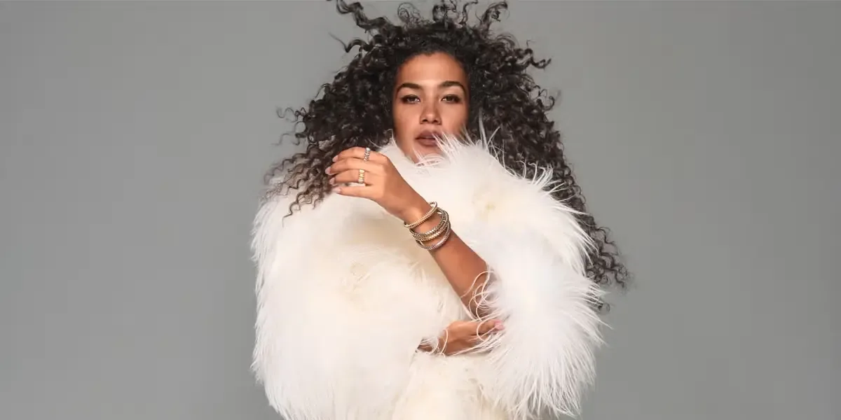 La cantante británica celebra su primer Grammy con una actuación en San Francisco.