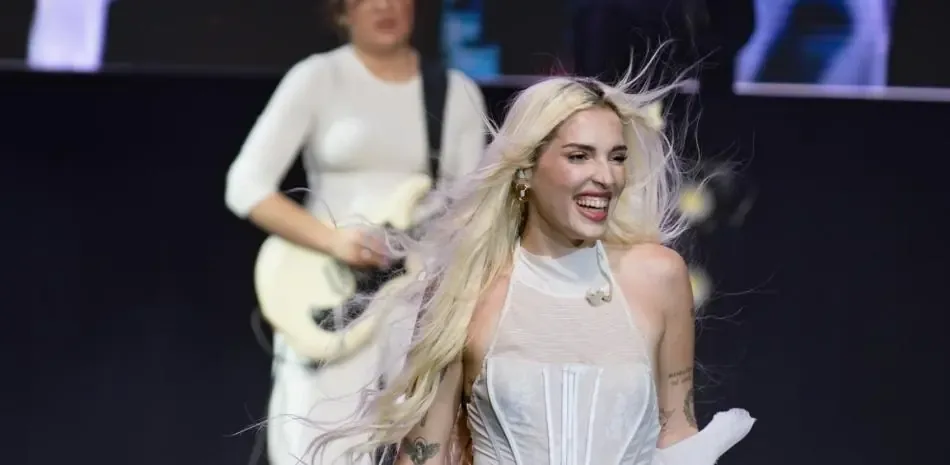 La cantante encantó al público dominicano con una actuación memorable llena de energía y emoción.