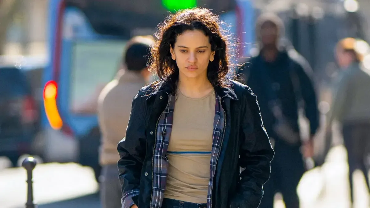 La cantante Rosalía lidera la moda con sus jeans bootcut, anticipando las tendencias de la próxima temporada.