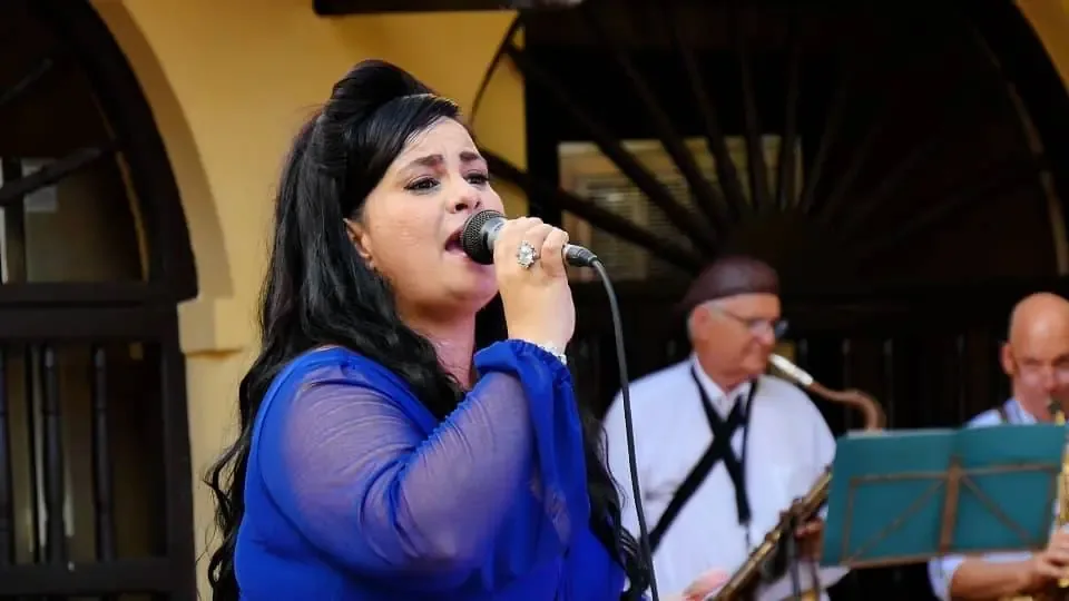 La cantante Yicel Acosta presenta su versatilidad musical en un evento íntimo en el Hotel El Colonial.