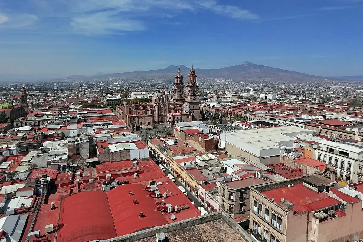 La capital de Michoacán experimentará un día caluroso con recomendaciones para la protección solar.