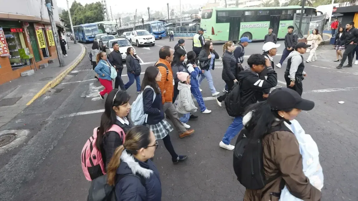 La capital ecuatoriana afronta el toque de queda sin mayores problemas de movilidad ni interrupciones en servicios esenciales.