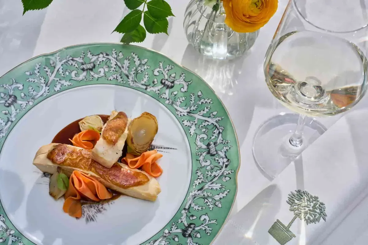 La capital española destaca por la apertura de lujosos restaurantes en hoteles icónicos que atraen a locales y turistas.