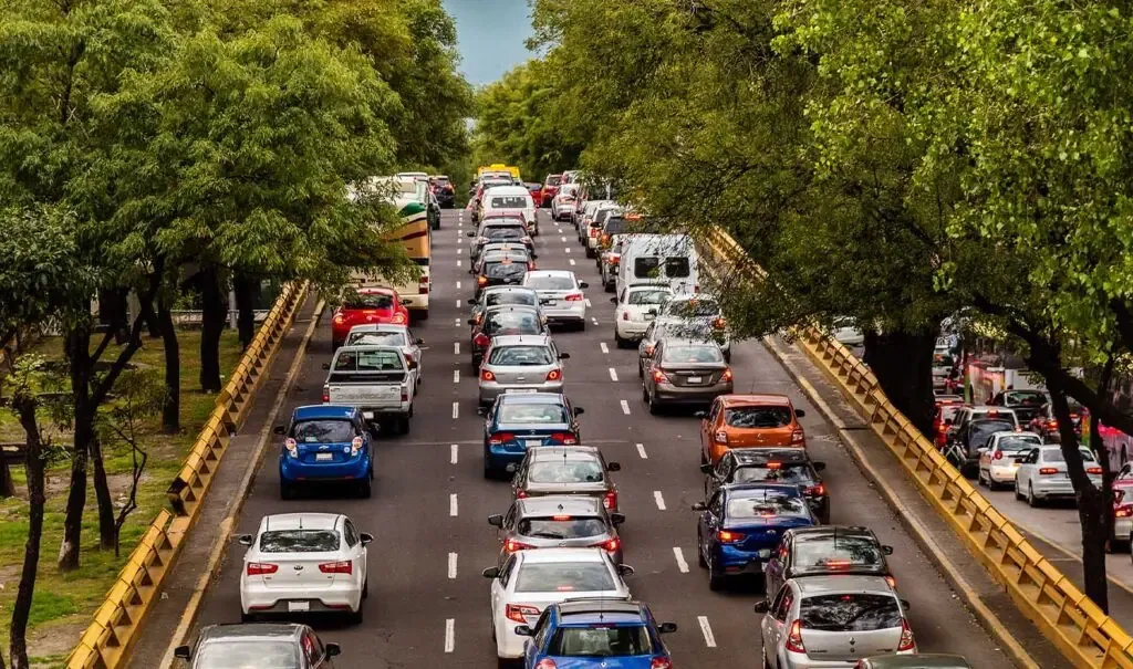 La capital mexicana enfrenta 184 horas al año en tráfico, afectando productividad y medio ambiente.
