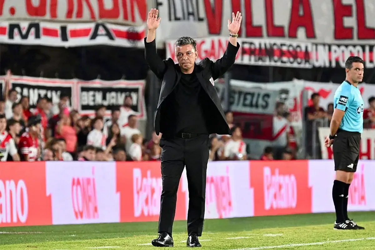 La carrera del técnico argentino toma un rumbo incierto tras su salida anticipada del club.