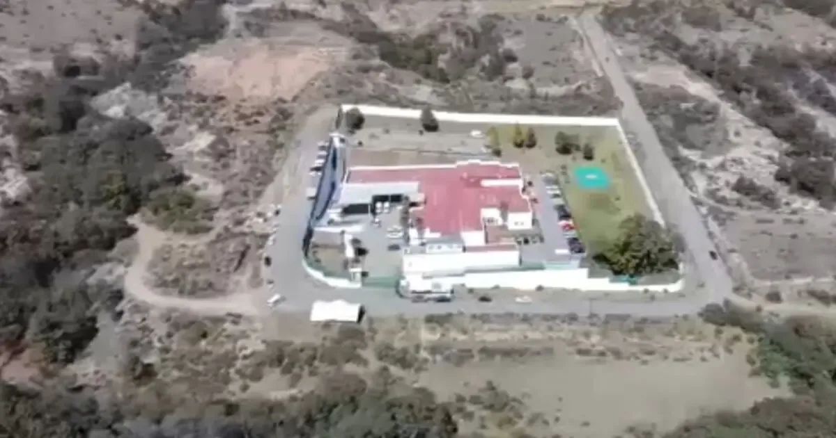 La carretera al hospital presenta baches y riesgos de asalto que afectan a pacientes y estudiantes.